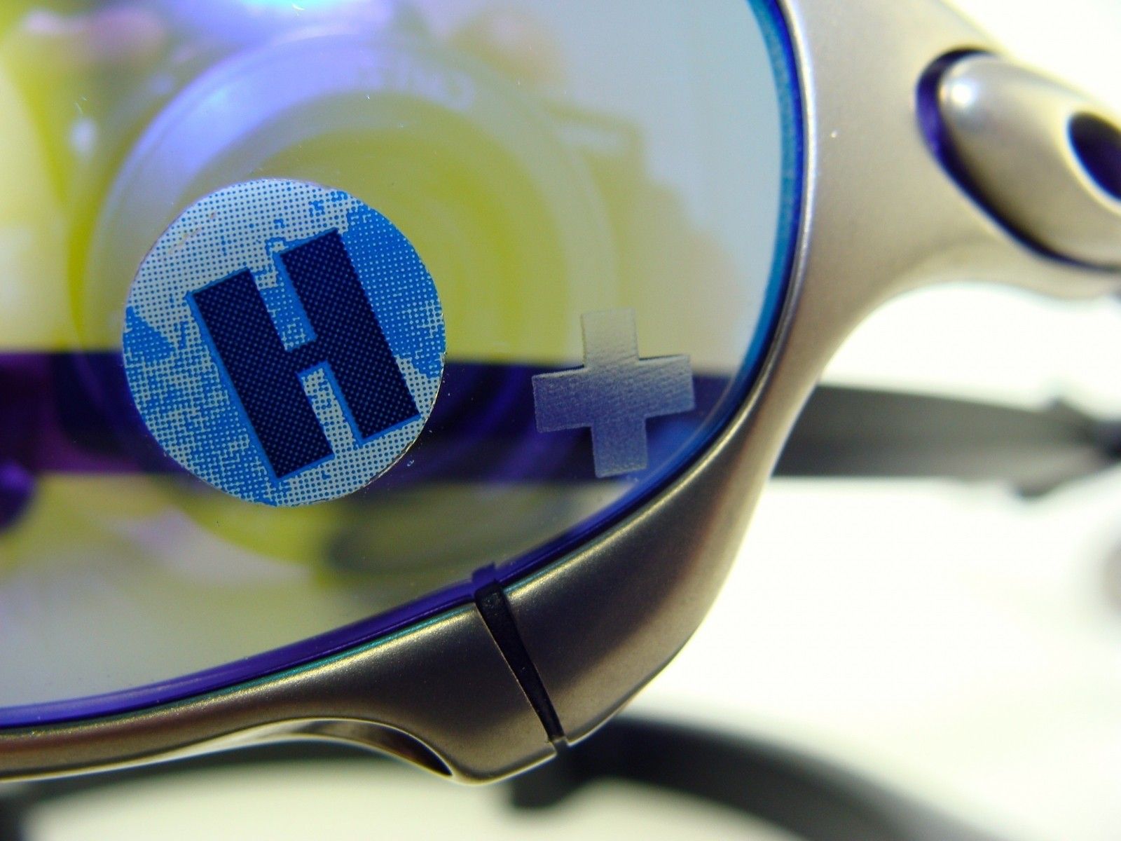 A perfect cross on a perfect lens