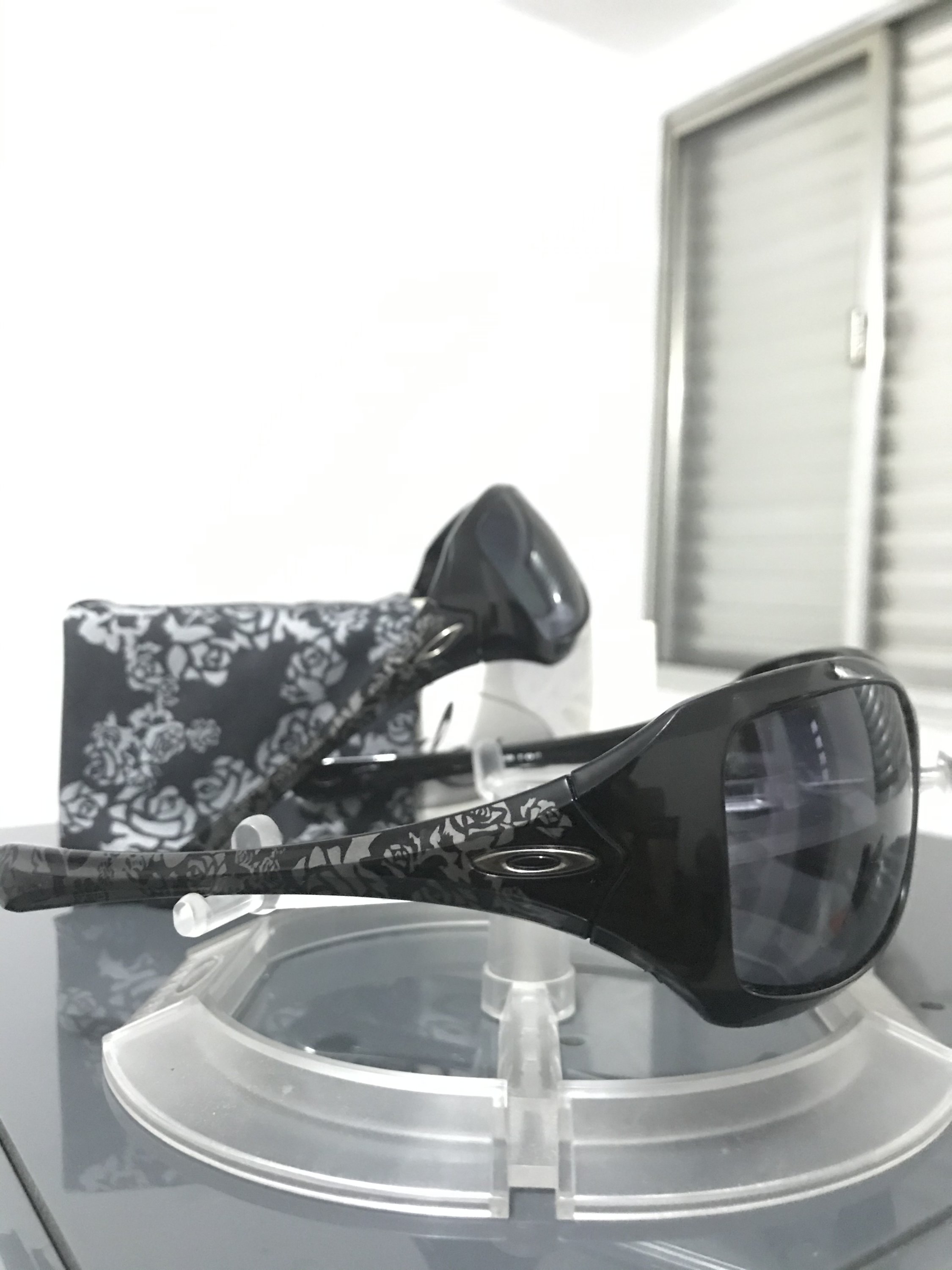 RAVISHING BLACK SKUL ROSES